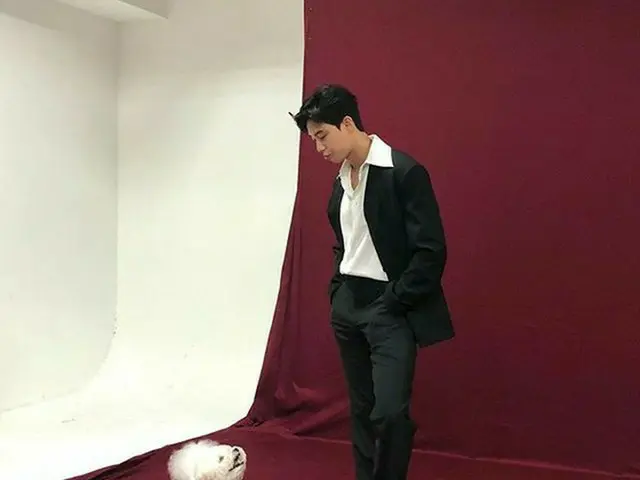 【トピック】俳優パク・ソジュン、愛犬シンバとのグラビア撮影現場を公開（画像提供:OSEN）