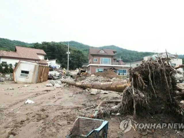 ２日に土砂崩れが起きた京畿道安城市内の集落で、復旧作業が行われている＝４日、安城（聯合ニュース）