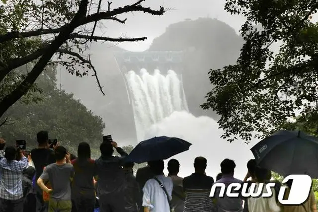 集中豪雨で被災者1600人超え、明日午前まで最大100ミリの降水量＝韓国（提供:news1）