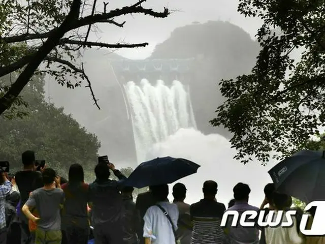 集中豪雨で被災者1600人超え、明日午前まで最大100ミリの降水量＝韓国（提供:news1）