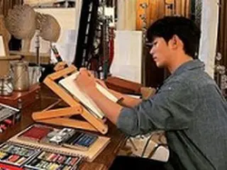 俳優キム・スヒョン、イケメンな横顔写真を公開＝「ソ・イェジのいないお屋敷で何を？」