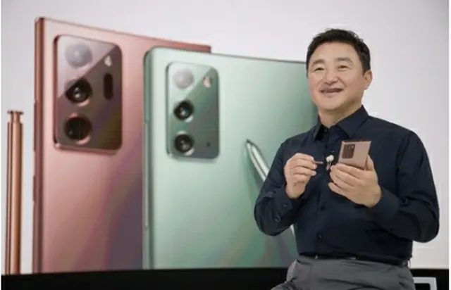 「ギャラクシーノート２０」を紹介するサムスン電子のスマホ事業トップ、盧泰文（ノ・テムン）無線事業部長（同社提供）＝（聯合ニュース）≪転載・転用禁止≫