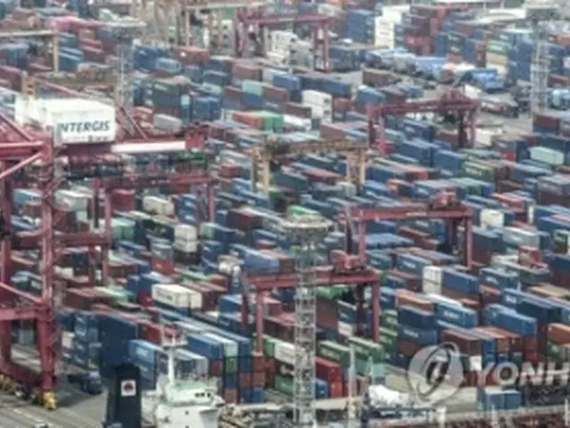 コンテナが積み重なる釜山港のふ頭（資料写真）＝（聯合ニュース）