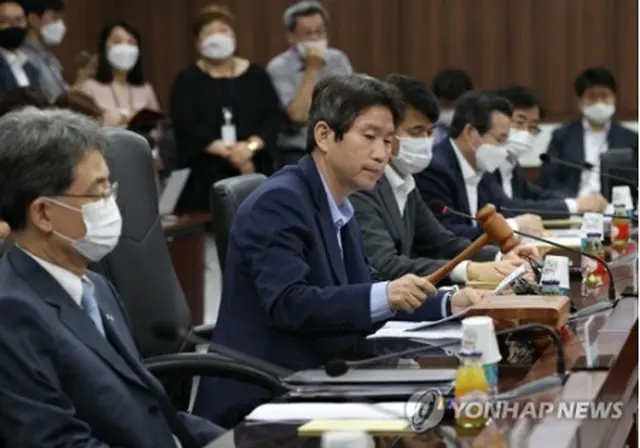南北交流協力推進協議会に出席した李氏（手前から2人目）＝6日、ソウル（聯合ニュース）