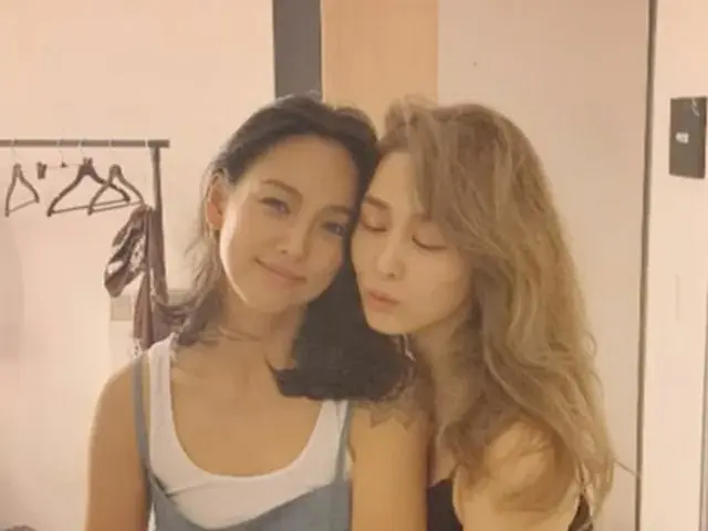 女優オク・チュヒョン、イ・ヒョリの応援に感動 「Fin.K.Lのメンバーで誇らしい」（画像:OSEN）