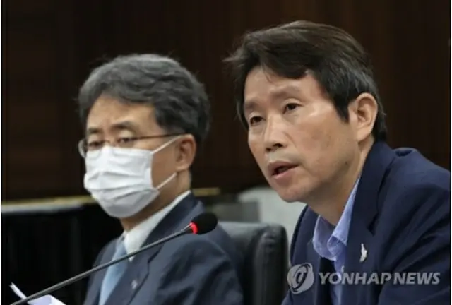 南北交流協力推進協議会で発言する李仁栄（イ・イニョン）統一部長官＝6日、ソウル（聯合ニュース）