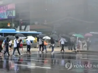 通勤時間帯の交通機関が大混雑　雨による主要道の通行規制で＝ソウル