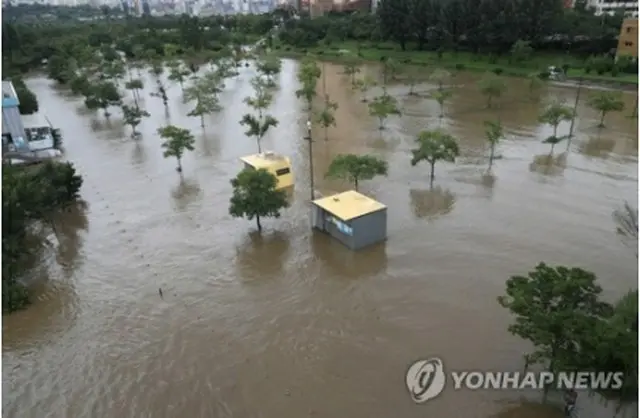 漢江の水位が上昇し、冠水した汝矣島漢江公園＝６日、ソウル（聯合ニュース）