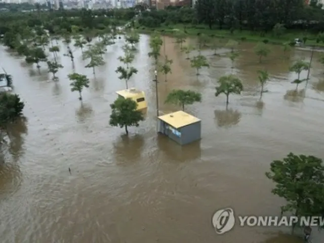 漢江の水位が上昇し、冠水した汝矣島漢江公園＝６日、ソウル（聯合ニュース）