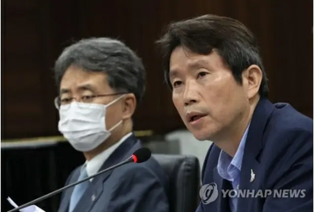 南北交流協力推進協議会で発言する李仁栄（イ・イニョン）統一部長官＝６日、ソウル（聯合ニュース）