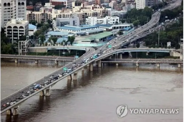 ６日午後、江辺北路の交通規制のために渋滞する元暁大橋＝（聯合ニュース）