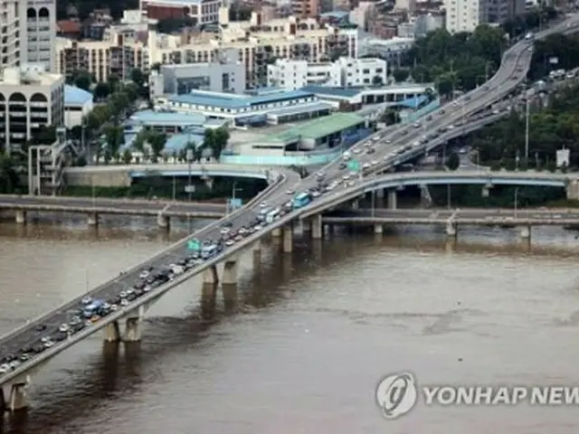６日午後、江辺北路の交通規制のために渋滞する元暁大橋＝（聯合ニュース）