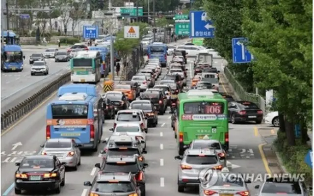 混雑するソウル市内の道路（資料写真）＝（聯合ニュース）