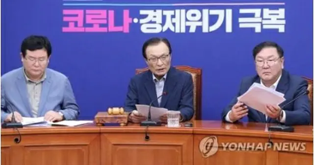 国会で開かれた共に民主党の最高委員会議で発言する李海チャン（イ・ヘチャン）代表＝７日、ソウル（聯合ニュース）
