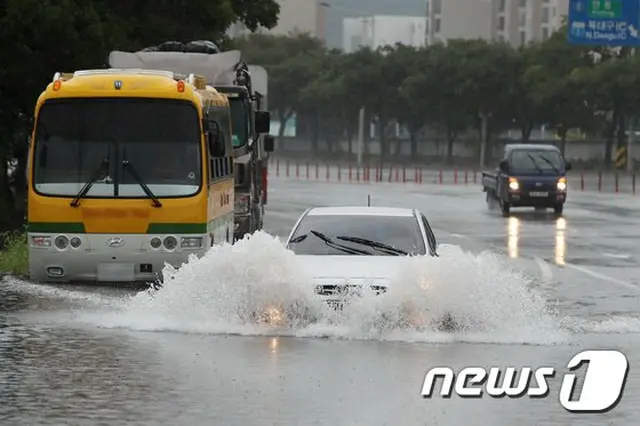 韓国 大邱の豪雨による道路の様子（提供:news1）