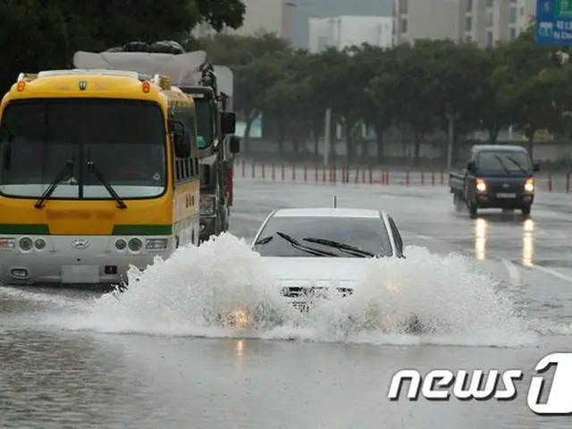 韓国 大邱の豪雨による道路の様子（提供:news1）