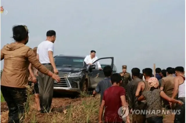 南部・黄海北道で運転席から降りる金委員長とそれを迎える住民（朝鮮中央テレビより）＝（聯合ニュース）≪転載・転用禁止≫