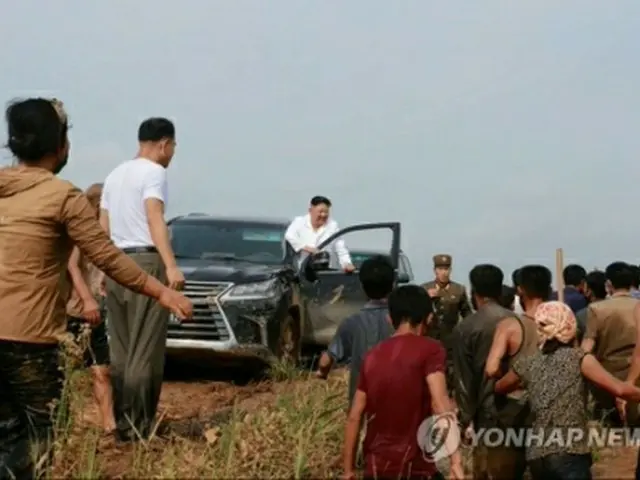 南部・黄海北道で運転席から降りる金委員長とそれを迎える住民（朝鮮中央テレビより）＝（聯合ニュース）≪転載・転用禁止≫