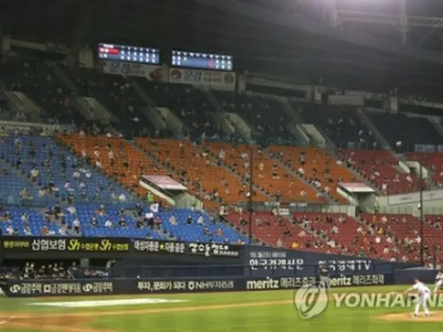 先月３１日、ソウル・蚕室球場で行われた試合で距離を空けて座る観客＝（聯合ニュース）