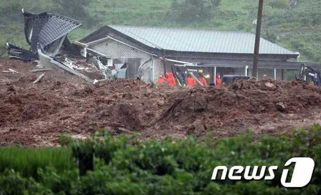 韓国の全羅南道 谷城での山崩れで住宅が埋没し、8日午前 行方不明者の捜索がなされている（提供:news1）