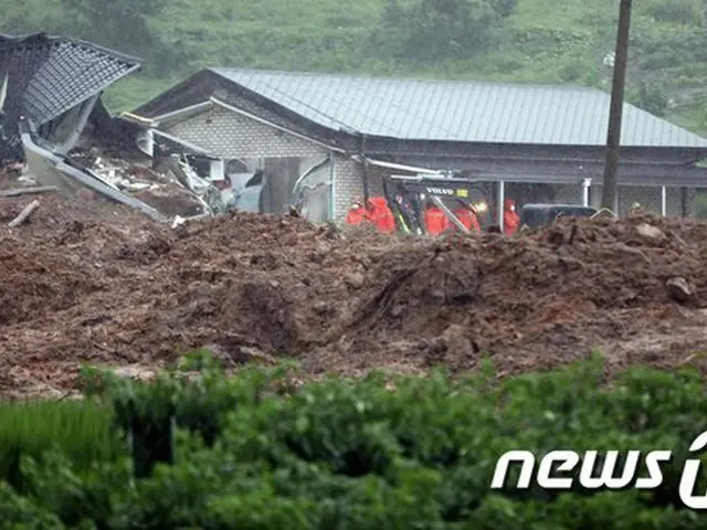 韓国の全羅南道 谷城での山崩れで住宅が埋没し、8日午前 行方不明者の捜索がなされている（提供:news1）
