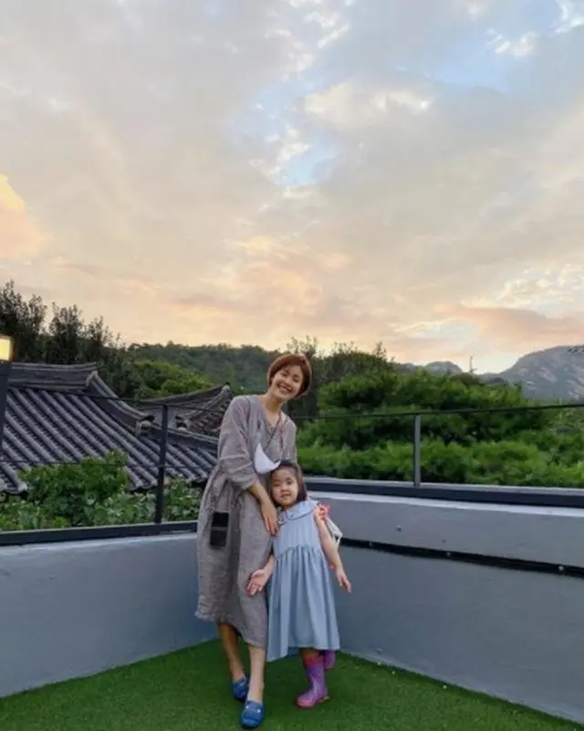 イ・ユンジ、“瓜二つ”の娘ラニちゃんとの日常の余裕「お互いの気持ちをギュッと抱きしめてあげよう」（提供:OSEN）