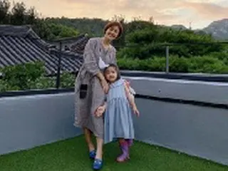 イ・ユンジ、“瓜二つ”の娘ラニちゃんとの日常の余裕「お互いの気持ちをギュッと抱きしめてあげよう」