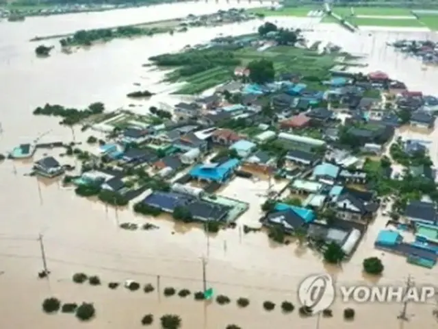 ８日午後、堤防が決壊し水に漬かった全羅北道・南原の集落（全北消防当局提供）≪転載・転用禁止≫