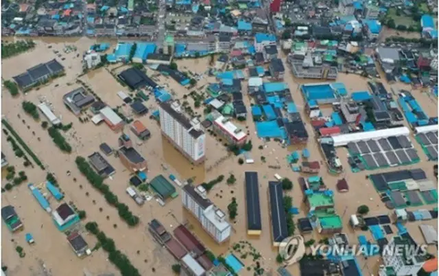 水に漬かった全羅南道・求礼の住宅街＝８日、求礼（聯合ニュース）