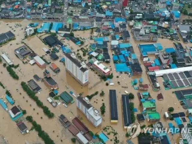水に漬かった全羅南道・求礼の住宅街＝８日、求礼（聯合ニュース）