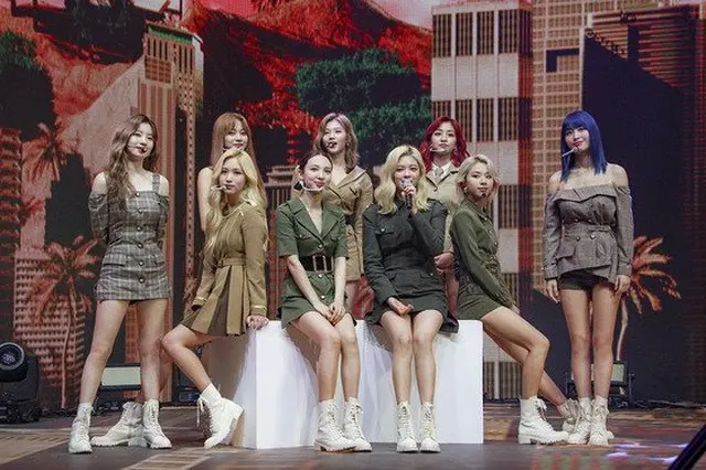 「TWICE」が9日午後3時、NAVER VLIVEを通じて、初の単独オンラインコンサートを開催した。（提供:News1）