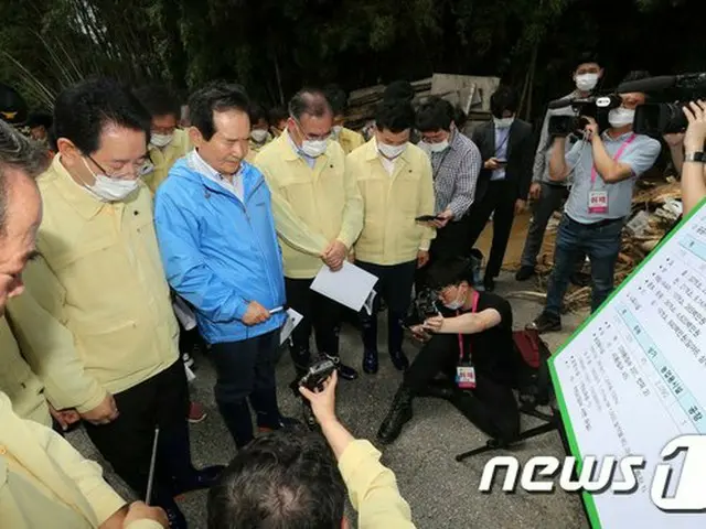 「浸水によって天国に行った子どものために黙祷を捧げよう…被害現場を訪問」＝韓国丁世均国務総理（提供:news1）