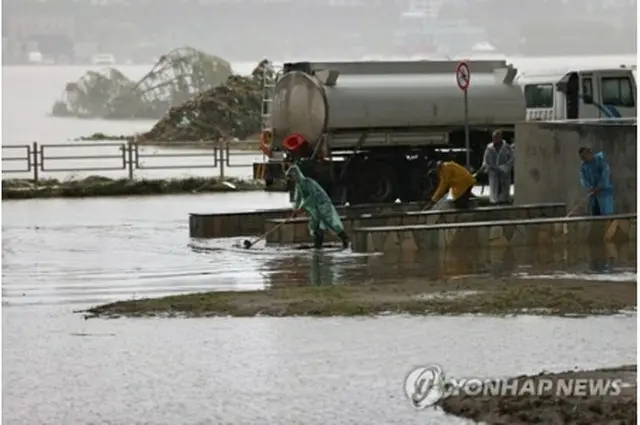 水につかったソウルの潜水橋。９日午前、復旧作業が行われている＝（聯合ニュース）