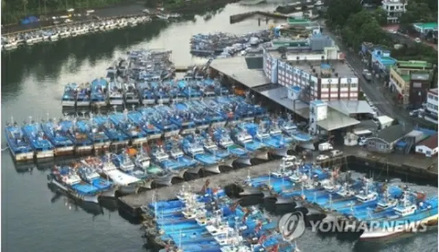 済州島南部の西帰浦港に避難している漁船＝１０日、西帰浦（聯合ニュース）