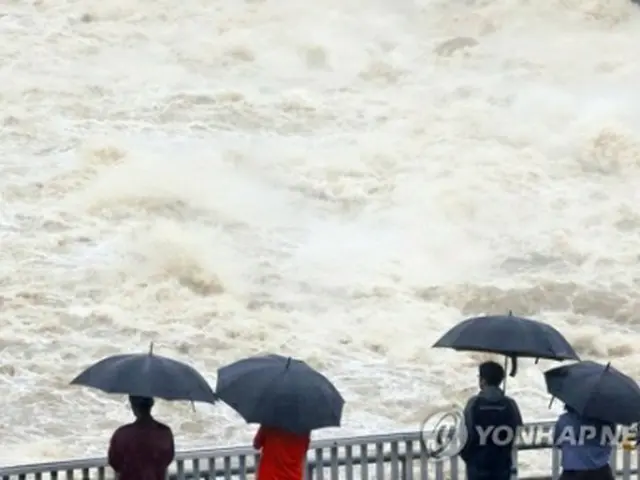 降り続く大雨を受け放流する漢江上流の八堂ダム（京畿道河南市、資料写真）＝（聯合ニュース）