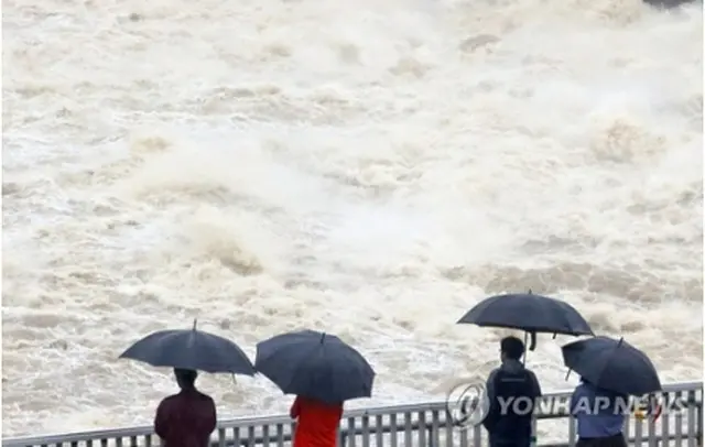 降り続く大雨を受け放流する漢江上流の八堂ダム（京畿道河南市、資料写真）＝（聯合ニュース）