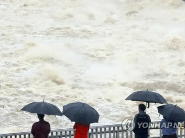 降り続く大雨を受け放流する漢江上流の八堂ダム（京畿道河南市、資料写真）＝（聯合ニュース）