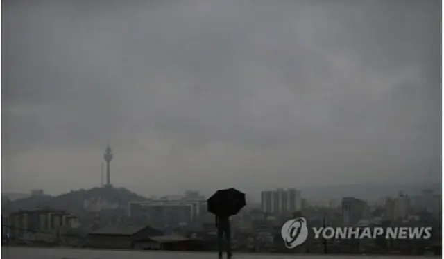 台風が接近し、雨雲に覆われた南東部・大邱市内＝10日、大邱（聯合ニュース）