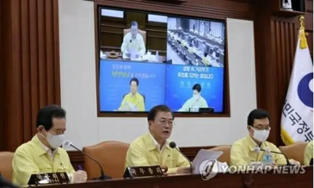 政府ソウル庁舎で集中豪雨緊急点検閣議を行う文大統領（中央）＝１１日、ソウル（聯合ニュース）