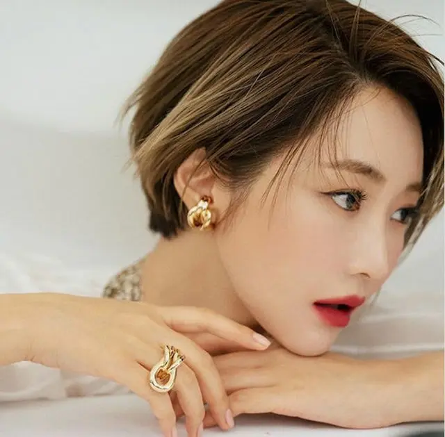 女優コ・ジュンヒ、”ショートにしたい病”誘発…赤リップ品切れを呼ぶ「魅惑美」（提供:OSEN）