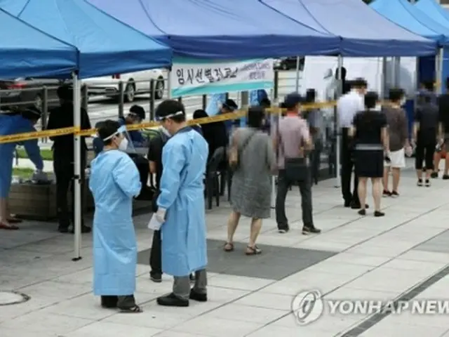 ソウルの南大門市場に設置された新型コロナウイルスの専用診療所＝（聯合ニュース）