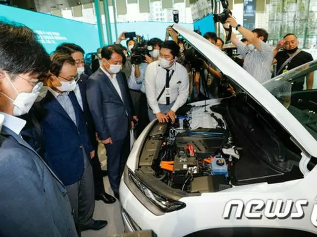 韓国の京畿道 高陽市にある現代モータースタジオでの、Kニューディール委員会による“未来車現場懇談会”の様子（提供:news1）