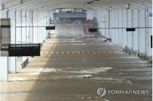 水につかったままの潜水橋＝12日、ソウル（聯合ニュース）