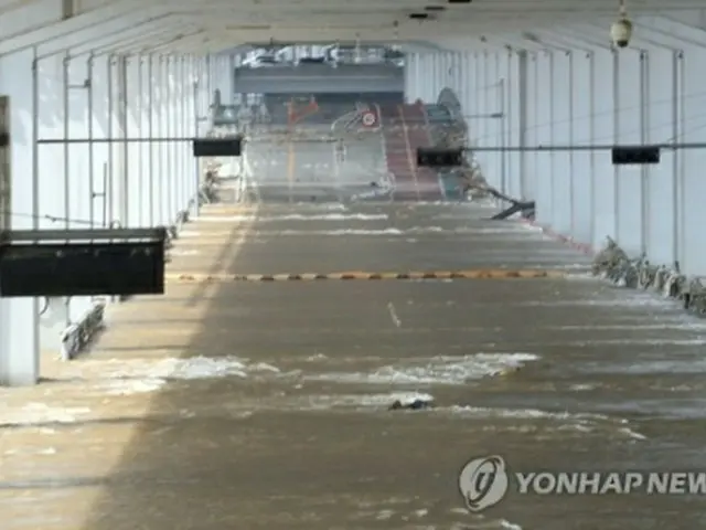 水につかったままの潜水橋＝12日、ソウル（聯合ニュース）