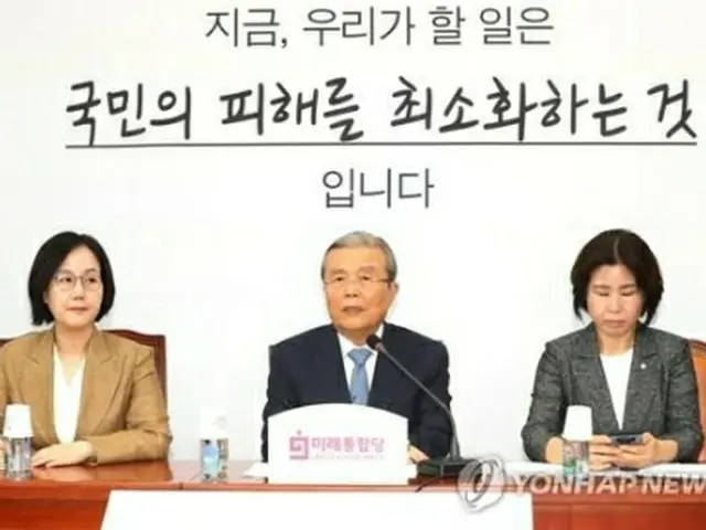 未来統合党の非常対策委員会に出席した金鍾仁（キム・ジョンイン）非常対策委員長（中央）＝１３日、ソウル（聯合ニュース）