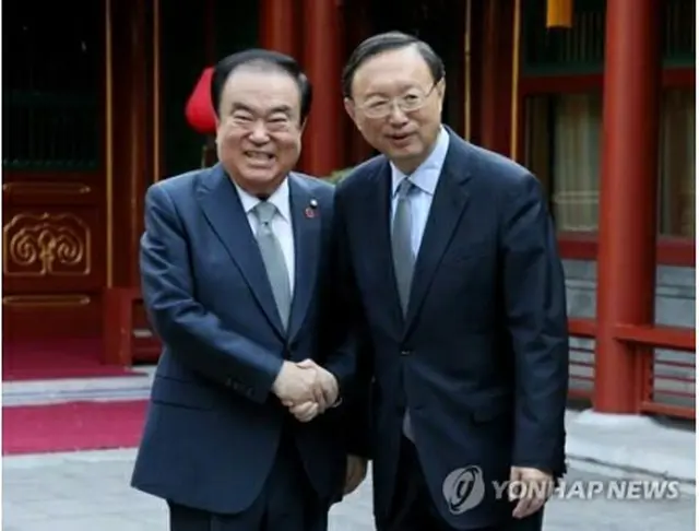 １９年５月６日、北京で会談する韓国の文喜相（ムン・ヒサン）国会議長（当時、左）と楊氏（国会提供）＝（聯合ニュース）