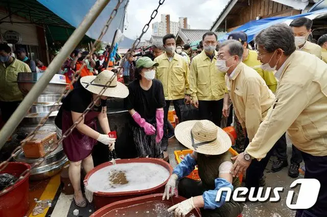 集中豪雨による被害地を訪れている文在寅 韓国大統領（提供:news1）