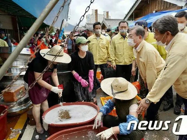 集中豪雨による被害地を訪れている文在寅 韓国大統領（提供:news1）