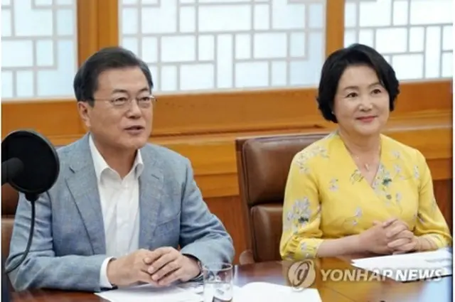 文大統領夫妻（青瓦台提供）＝（聯合ニュース）≪転載・転用禁止≫
