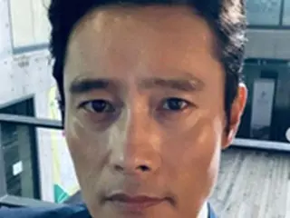 イ・ビョンホン、自撮りをする姿もダンディな雰囲気を演出…どアップで写る視線で色気漂う